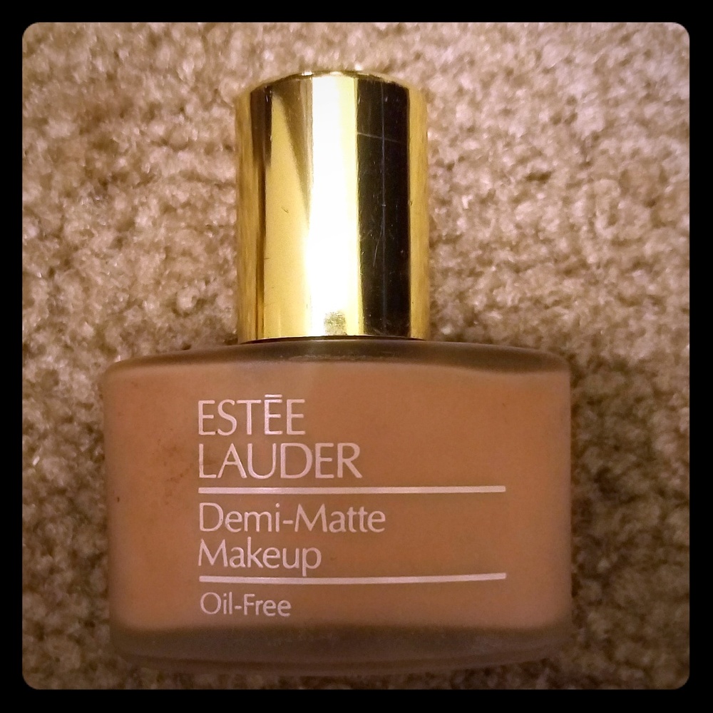 Oil-free Demi matte cover up liquid